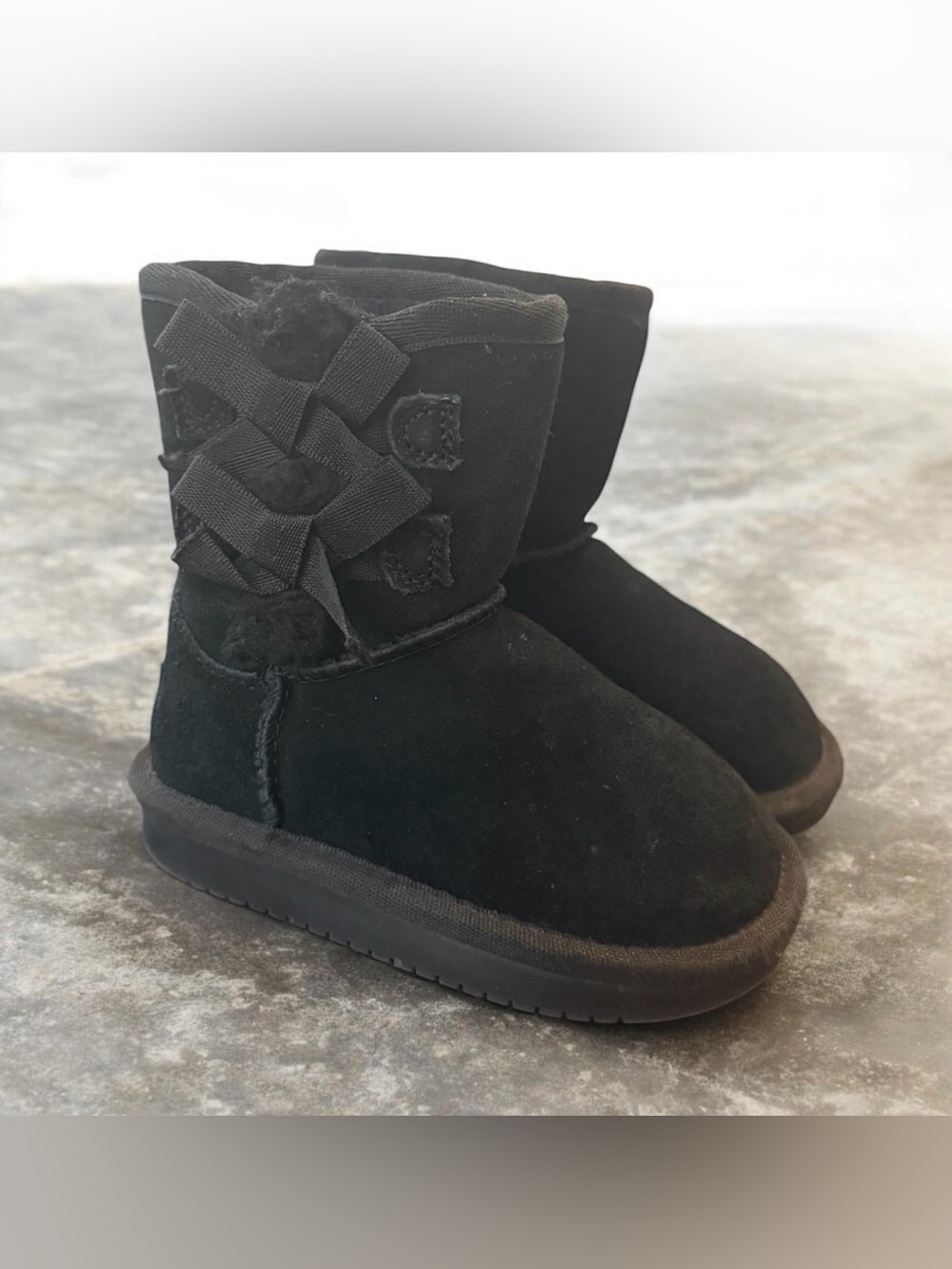 Koolaburra by UGG Victoria Short Boot - Girls Size 6 Black Suede Bow Detail